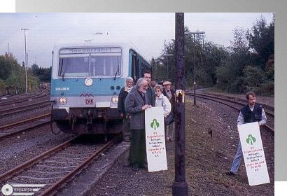 0962222 Laternen auf dem Bahnsteig stehen damals noch